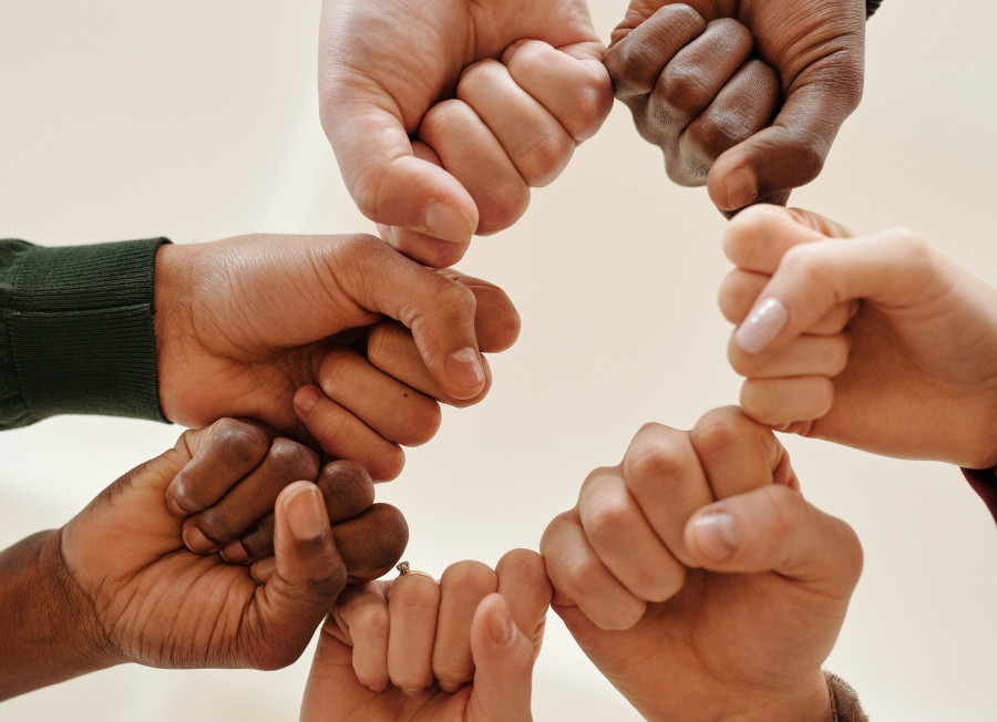 poings ensemble représentant le tourisme durable